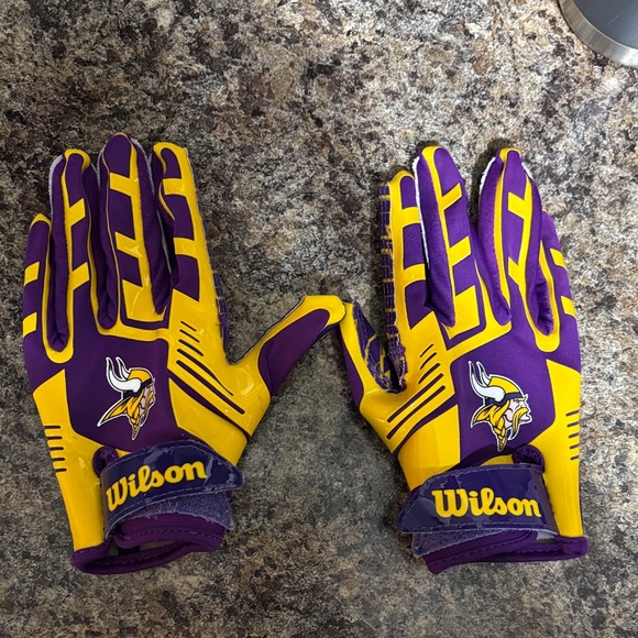 Wilson Minnesota Vikings Boys Medium Football Receiving Gloves US Bank Stadium - Picture 1 of 3